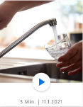 Une vidéo montrant une personne remplissant un verre d'eau à un lavabo.