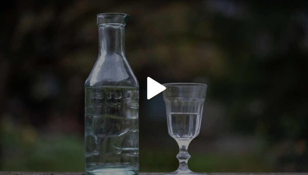 Une carafe d'eau à côté d'un verre d'eau