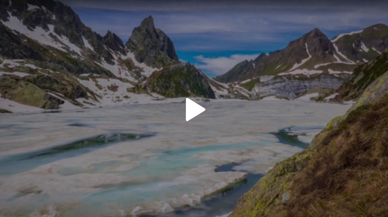 Une vidéo d'un glacier dans les montagnes.
