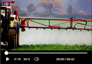 Une vidéo d'un tracteur pulvérisant des pesticides dans un champ.