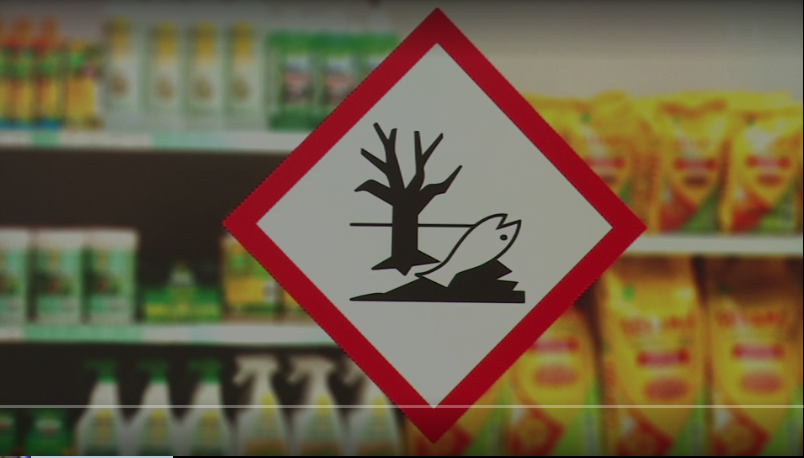 Une image d'un panneau de danger Substances dangereuses pour l'environnement dans un magasin.