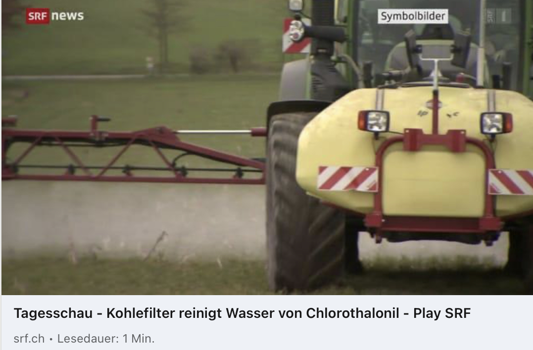 Un tracteur pulvérise des pesticides dans un champ à l'aide d'un pulvérisateur.