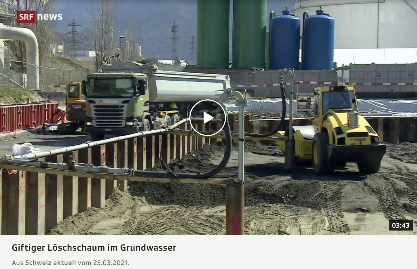Une image d'un chantier de construction avec un bulldozer et des camions en arrière-plan.