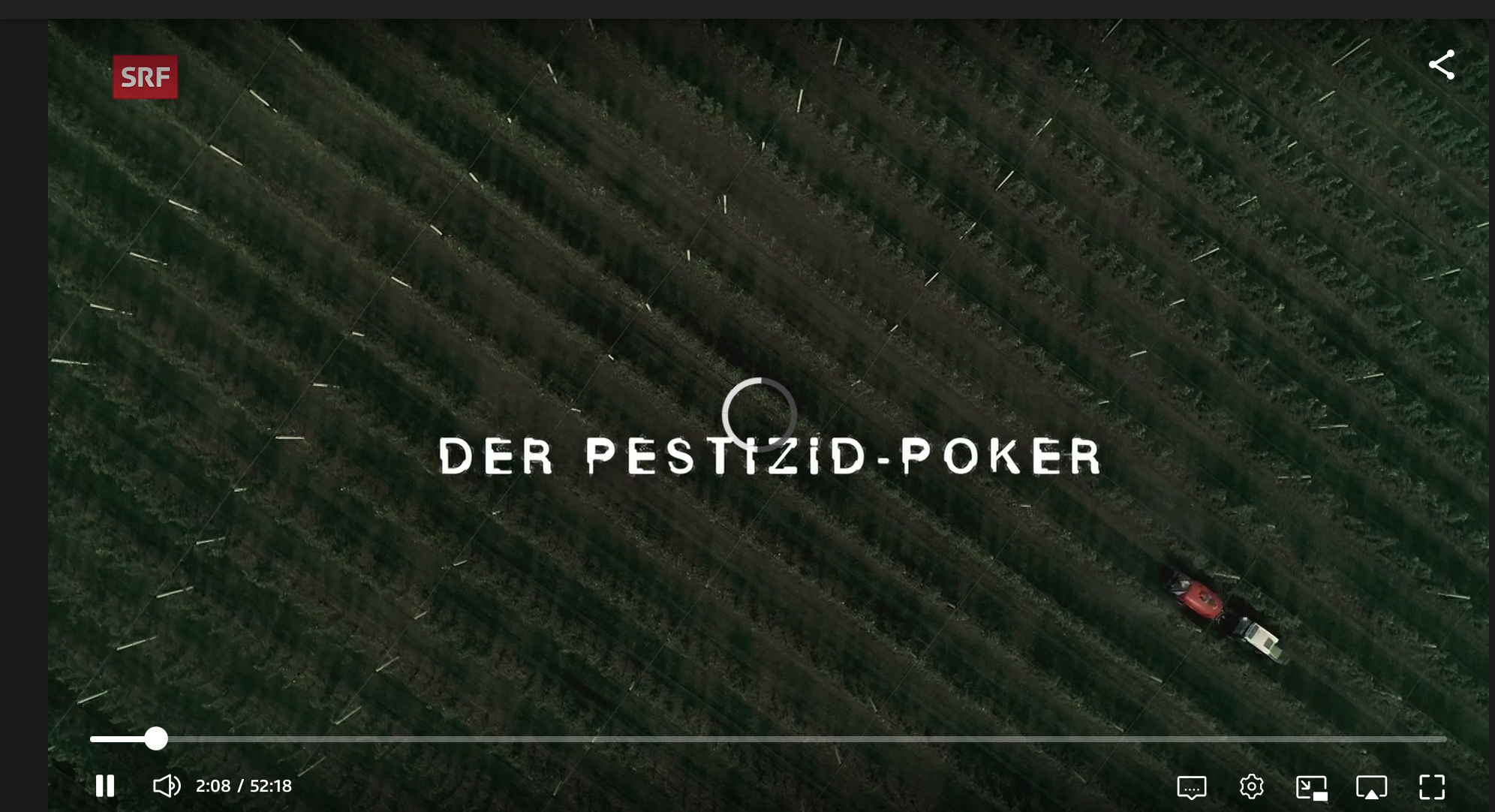 Une vidéo montrant un homme conduisant un tracteur dans un champ et du texte, Le poker des pesticides.